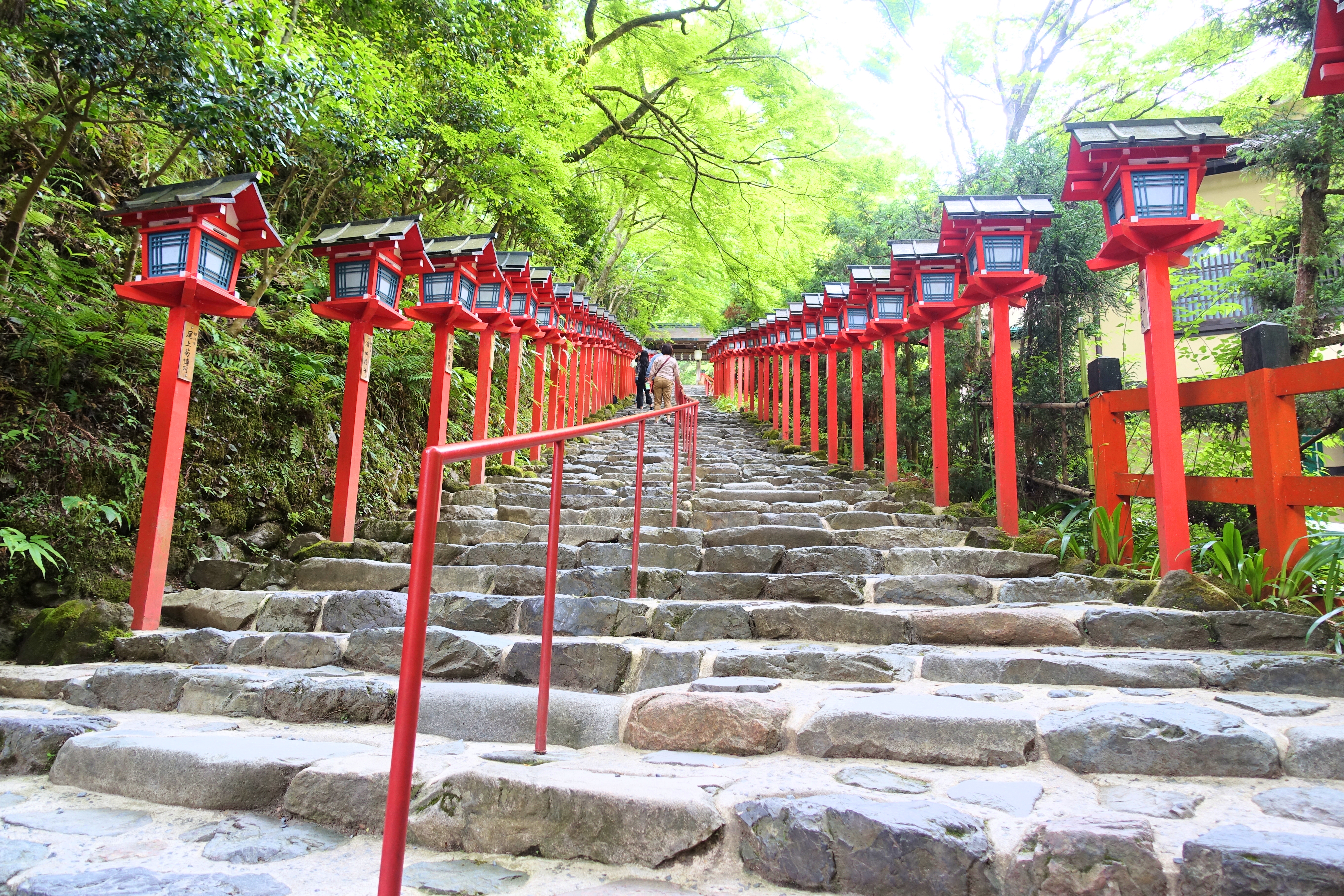 石段に綺麗な灯篭が立ち並ぶ貴船神社に行ってみた ぷくぷく旅行記