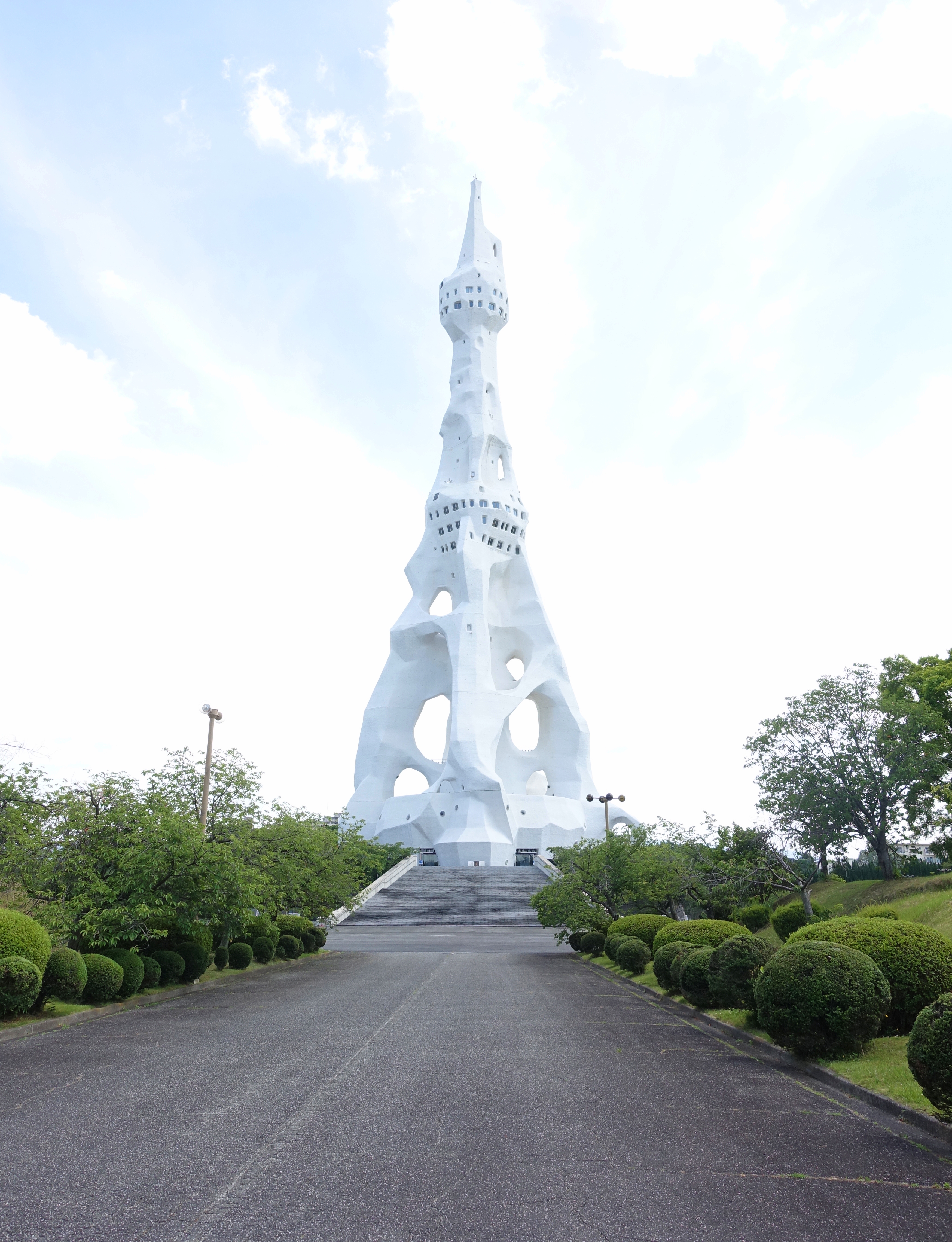 奇妙で怖い大平和祈念塔に行ってみた。別名PLの塔 | ぷくぷく旅行記